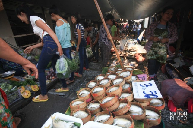 รถไฟสายบ้านแหลม-แม่กลอง วิ่งผ่าน"ตลาดร่มหุบ"อีกครั้ง