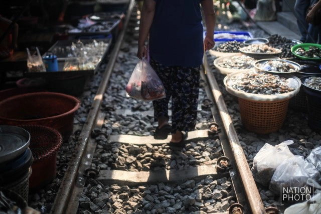 รถไฟสายบ้านแหลม-แม่กลอง วิ่งผ่าน"ตลาดร่มหุบ"อีกครั้ง