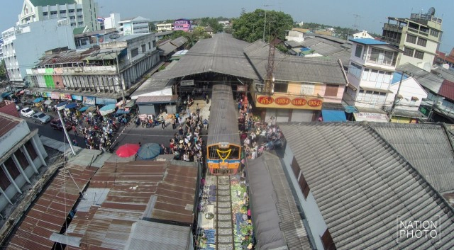 รถไฟสายบ้านแหลม-แม่กลอง วิ่งผ่าน"ตลาดร่มหุบ"อีกครั้ง