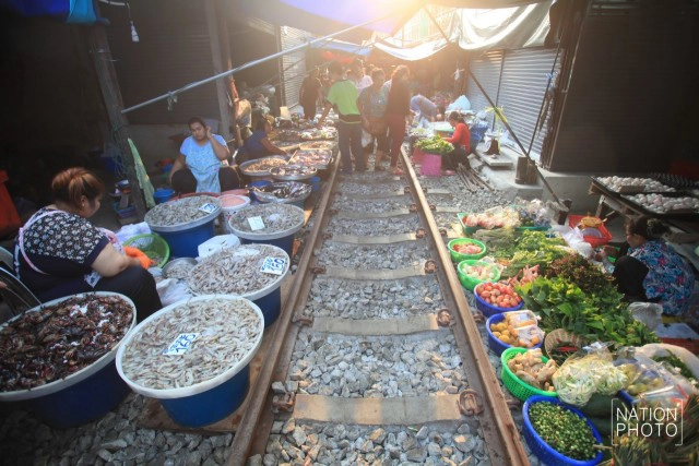 รถไฟสายบ้านแหลม-แม่กลอง วิ่งผ่าน"ตลาดร่มหุบ"อีกครั้ง