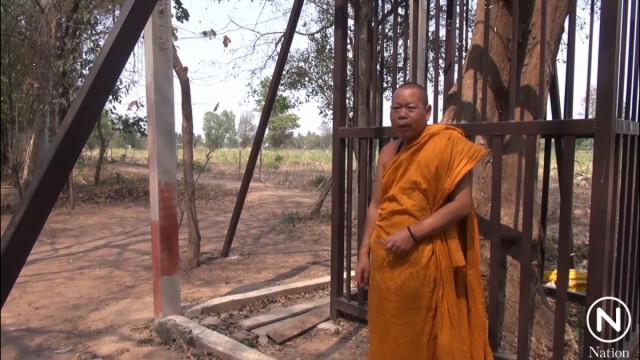 พระล้อมกรงเหล็ก ไม้พะยูงอายุ 100 ปี หวั่น"แก๊งมอดไม้"ลอบตัด