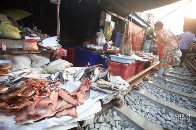 รถไฟสายบ้านแหลม-แม่กลอง วิ่งผ่าน"ตลาดร่มหุบ"อีกครั้ง