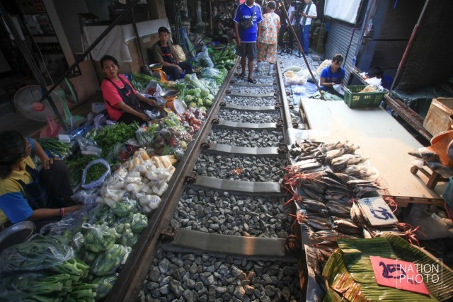 รถไฟสายบ้านแหลม-แม่กลอง วิ่งผ่าน"ตลาดร่มหุบ"อีกครั้ง