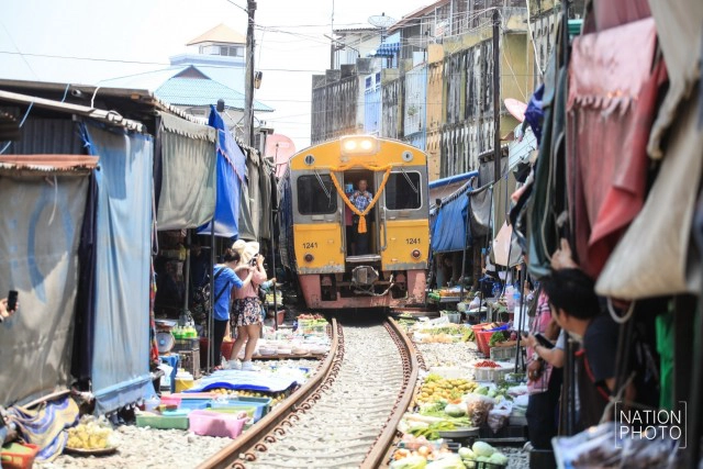 รถไฟสายบ้านแหลม-แม่กลอง วิ่งผ่าน"ตลาดร่มหุบ"อีกครั้ง