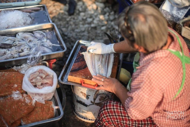 รถไฟสายบ้านแหลม-แม่กลอง วิ่งผ่าน"ตลาดร่มหุบ"อีกครั้ง