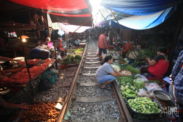 รถไฟสายบ้านแหลม-แม่กลอง วิ่งผ่าน"ตลาดร่มหุบ"อีกครั้ง