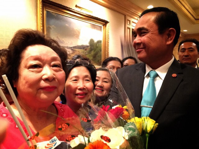 กปปส.นิวยอร์ก โพสต์ภาพ คนไทยให้กำลังใจ "นายกฯ"