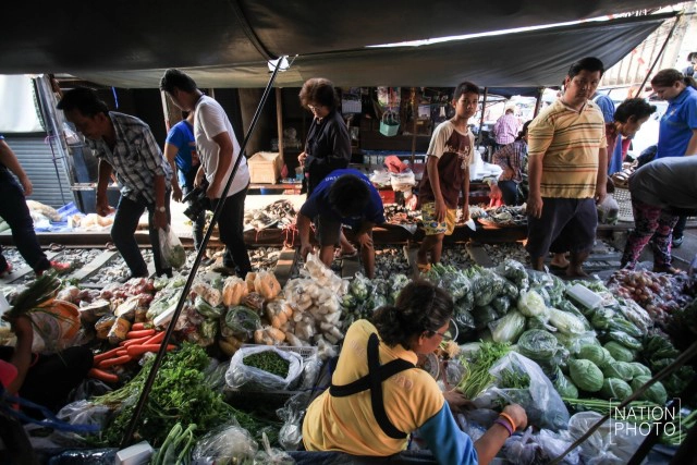 รถไฟสายบ้านแหลม-แม่กลอง วิ่งผ่าน"ตลาดร่มหุบ"อีกครั้ง