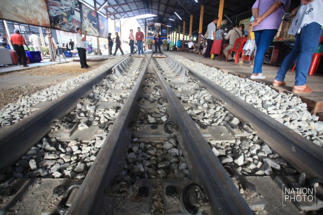 รถไฟสายบ้านแหลม-แม่กลอง วิ่งผ่าน"ตลาดร่มหุบ"อีกครั้ง