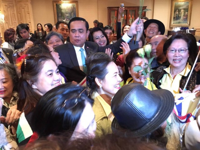 กปปส.นิวยอร์ก โพสต์ภาพ คนไทยให้กำลังใจ "นายกฯ"