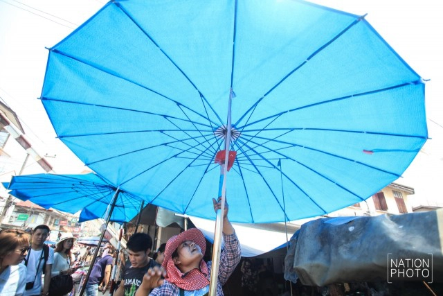 รถไฟสายบ้านแหลม-แม่กลอง วิ่งผ่าน"ตลาดร่มหุบ"อีกครั้ง