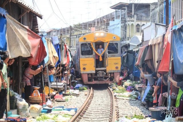 รถไฟสายบ้านแหลม-แม่กลอง วิ่งผ่าน"ตลาดร่มหุบ"อีกครั้ง