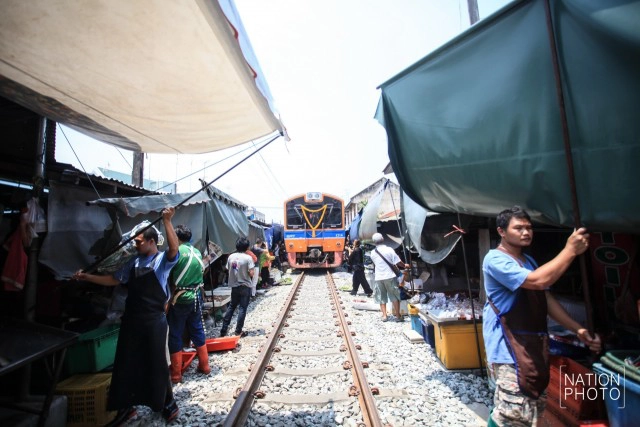รถไฟสายบ้านแหลม-แม่กลอง วิ่งผ่าน"ตลาดร่มหุบ"อีกครั้ง