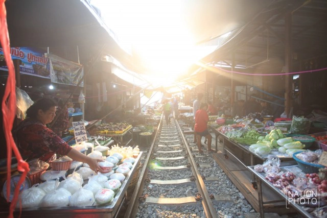 รถไฟสายบ้านแหลม-แม่กลอง วิ่งผ่าน"ตลาดร่มหุบ"อีกครั้ง