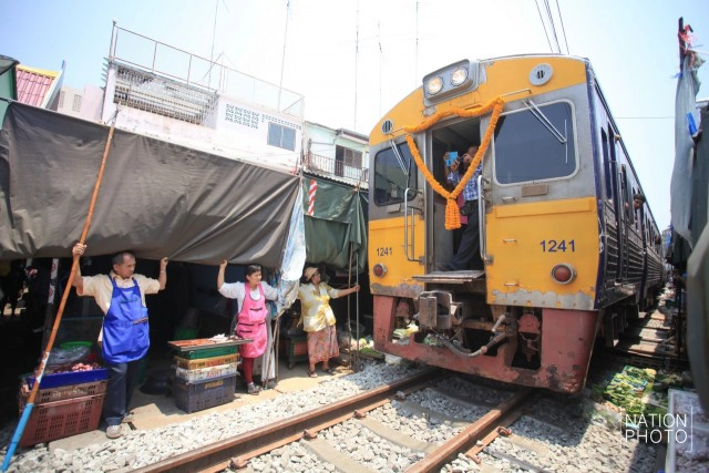 รถไฟสายบ้านแหลม-แม่กลอง วิ่งผ่าน"ตลาดร่มหุบ"อีกครั้ง