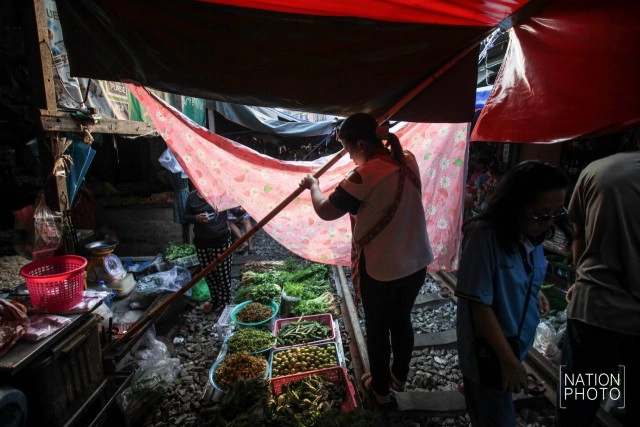 รถไฟสายบ้านแหลม-แม่กลอง วิ่งผ่าน"ตลาดร่มหุบ"อีกครั้ง