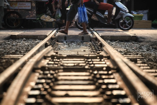 รถไฟสายบ้านแหลม-แม่กลอง วิ่งผ่าน"ตลาดร่มหุบ"อีกครั้ง