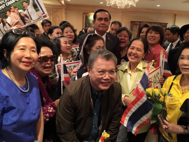 กปปส.นิวยอร์ก โพสต์ภาพ คนไทยให้กำลังใจ "นายกฯ"