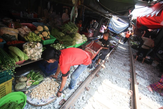 รถไฟสายบ้านแหลม-แม่กลอง วิ่งผ่าน"ตลาดร่มหุบ"อีกครั้ง