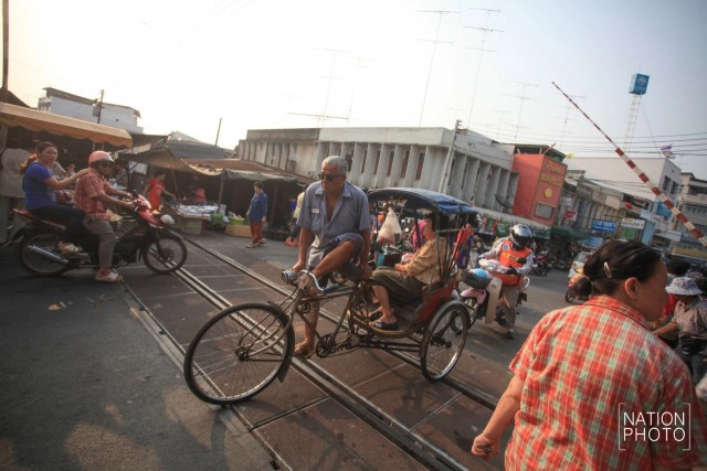 รถไฟสายบ้านแหลม-แม่กลอง วิ่งผ่าน"ตลาดร่มหุบ"อีกครั้ง