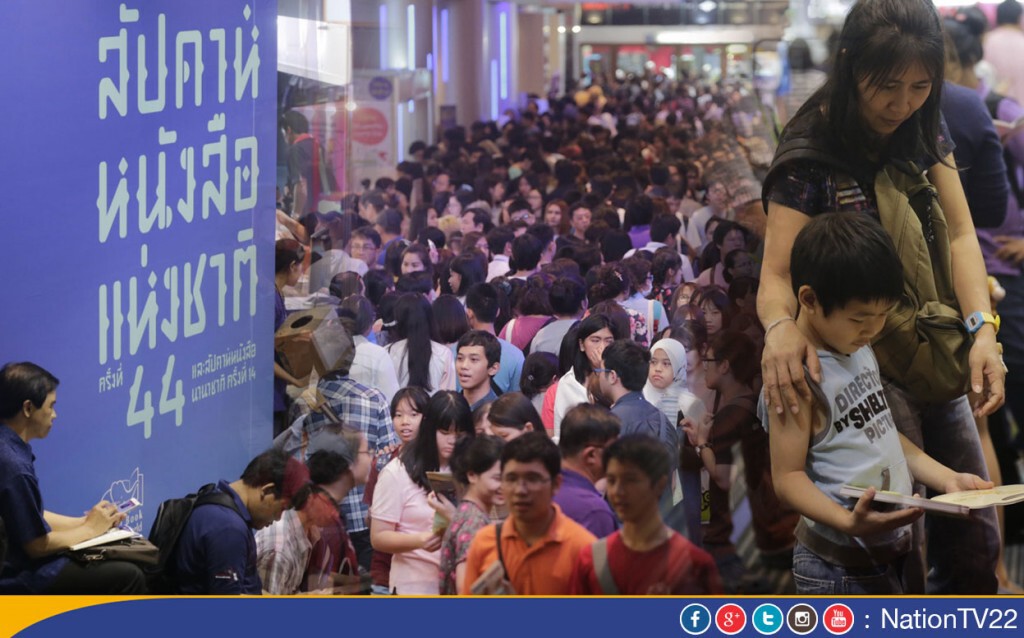 ผู้ปกครองพาบุตรหลานเลือกซื้อหนังสือ ในงานสัปดาห์หนังสือคับคั่ง ผู้ปกครองพาบุตรหลานเลือกซื้อหนังสือ ในงานสัปดาห์หนังสือคับคั่ง