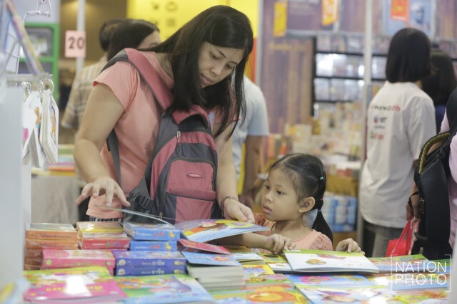ผู้ปกครองพาบุตรหลานเลือกซื้อหนังสือ ในงานสัปดาห์หนังสือคับคั่ง