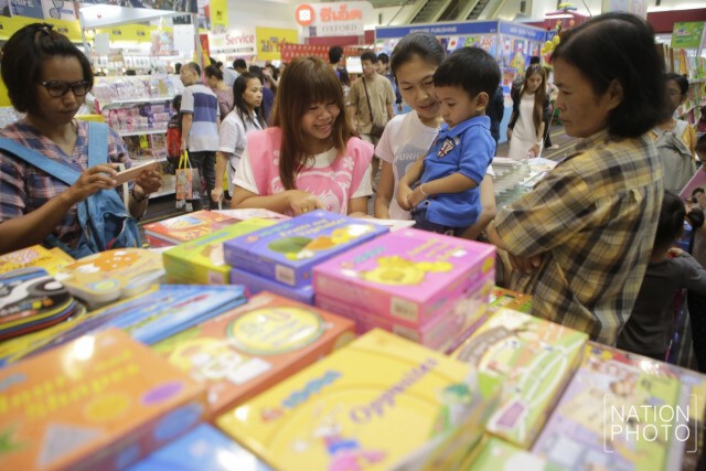 ผู้ปกครองพาบุตรหลานเลือกซื้อหนังสือ ในงานสัปดาห์หนังสือคับคั่ง