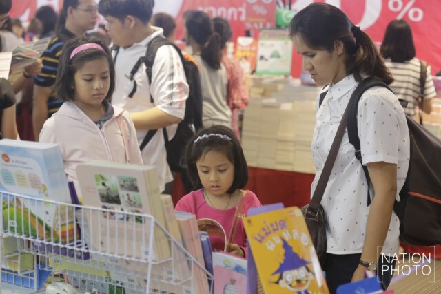 ผู้ปกครองพาบุตรหลานเลือกซื้อหนังสือ ในงานสัปดาห์หนังสือคับคั่ง