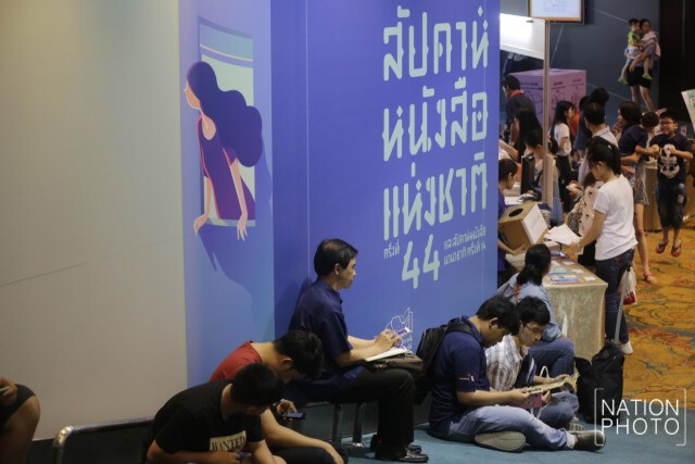 ผู้ปกครองพาบุตรหลานเลือกซื้อหนังสือ ในงานสัปดาห์หนังสือคับคั่ง