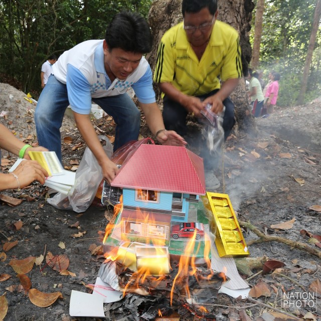 ชาวไทยเชื้อสายจีนบ้านสะกอม ประกอบพิธีเซ่นไหว้สุสานของบรรพบุรุษ ในวันเช็งเม้ง