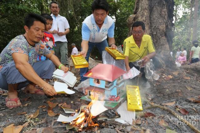 ชาวไทยเชื้อสายจีนบ้านสะกอม ประกอบพิธีเซ่นไหว้สุสานของบรรพบุรุษ ในวันเช็งเม้ง