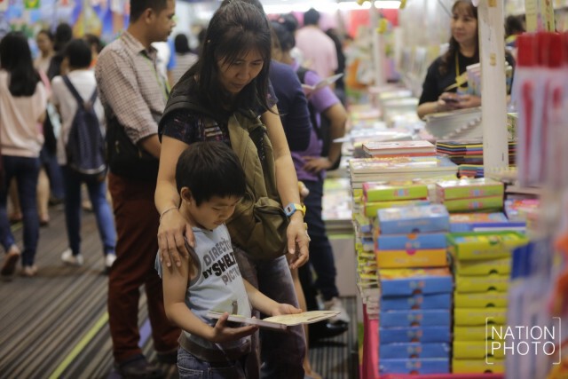 ผู้ปกครองพาบุตรหลานเลือกซื้อหนังสือ ในงานสัปดาห์หนังสือคับคั่ง