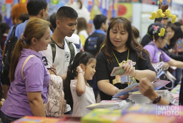 ผู้ปกครองพาบุตรหลานเลือกซื้อหนังสือ ในงานสัปดาห์หนังสือคับคั่ง
