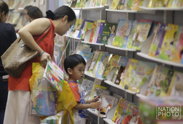 ผู้ปกครองพาบุตรหลานเลือกซื้อหนังสือ ในงานสัปดาห์หนังสือคับคั่ง