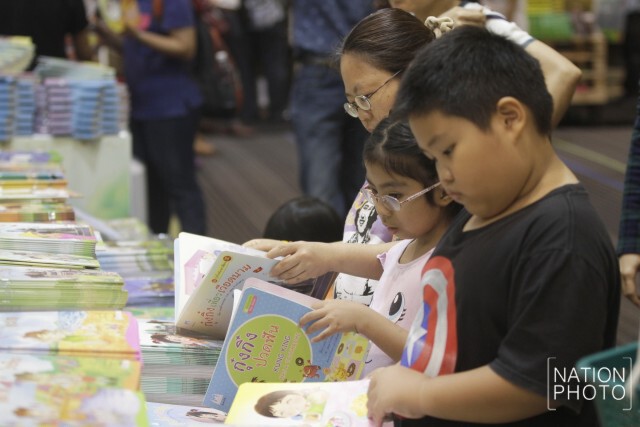 ผู้ปกครองพาบุตรหลานเลือกซื้อหนังสือ ในงานสัปดาห์หนังสือคับคั่ง