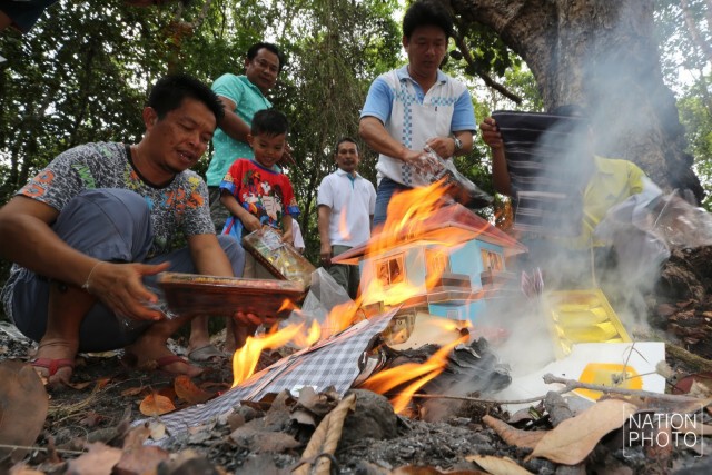 ชาวไทยเชื้อสายจีนบ้านสะกอม ประกอบพิธีเซ่นไหว้สุสานของบรรพบุรุษ ในวันเช็งเม้ง