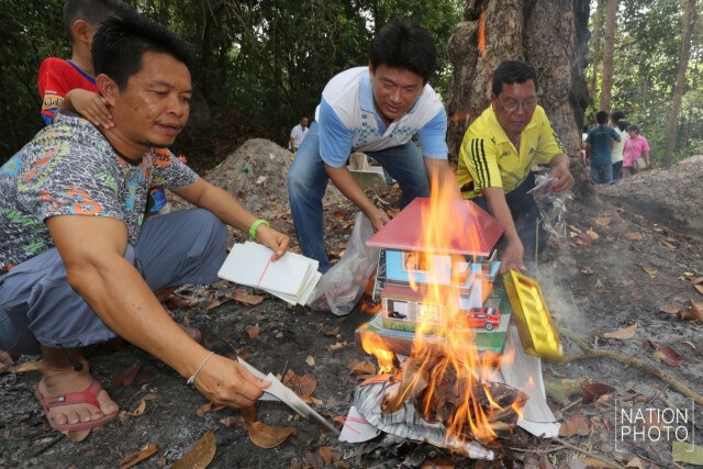 ชาวไทยเชื้อสายจีนบ้านสะกอม ประกอบพิธีเซ่นไหว้สุสานของบรรพบุรุษ ในวันเช็งเม้ง