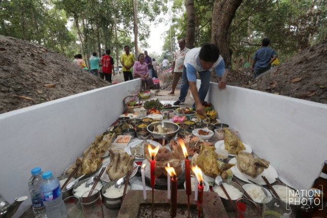 ชาวไทยเชื้อสายจีนบ้านสะกอม ประกอบพิธีเซ่นไหว้สุสานของบรรพบุรุษ ในวันเช็งเม้ง