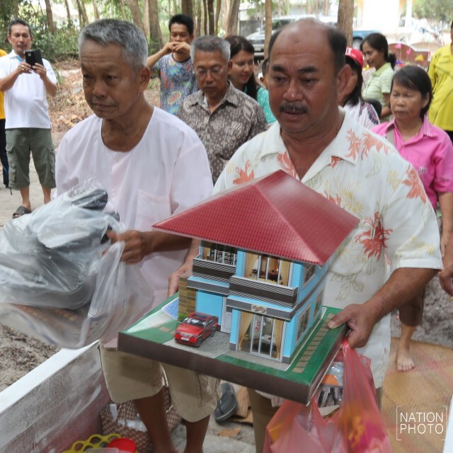 ชาวไทยเชื้อสายจีนบ้านสะกอม ประกอบพิธีเซ่นไหว้สุสานของบรรพบุรุษ ในวันเช็งเม้ง