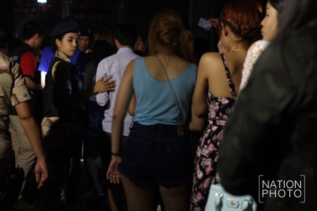 เด้ง 4 เสือภาษีเจริญ เซ่นฝ่ายปกครองลุยตรวจผับเปิดเกินเวลา
