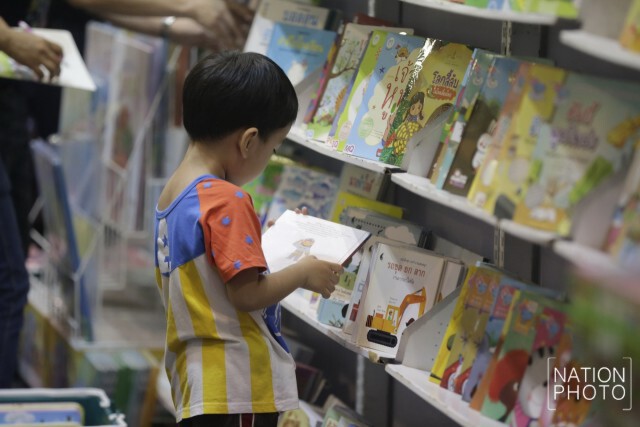 ผู้ปกครองพาบุตรหลานเลือกซื้อหนังสือ ในงานสัปดาห์หนังสือคับคั่ง