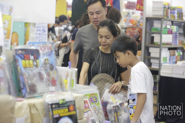 ผู้ปกครองพาบุตรหลานเลือกซื้อหนังสือ ในงานสัปดาห์หนังสือคับคั่ง