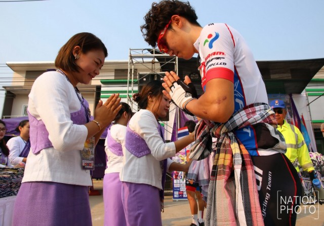 ชาวบึงกาฬ มอบผ้าขาวม้าเป็นของที่ระลึกให้นักปั่น “ทัวร์ออฟไทยแลนด์ 2016”