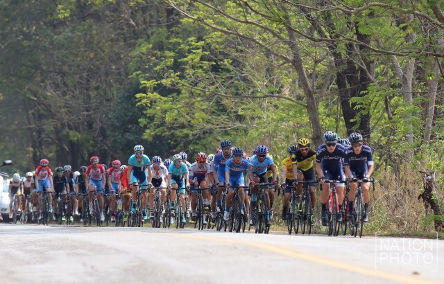 ชาวบึงกาฬ มอบผ้าขาวม้าเป็นของที่ระลึกให้นักปั่น “ทัวร์ออฟไทยแลนด์ 2016”