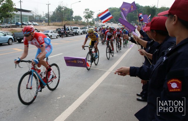 ชาวบึงกาฬ มอบผ้าขาวม้าเป็นของที่ระลึกให้นักปั่น “ทัวร์ออฟไทยแลนด์ 2016”