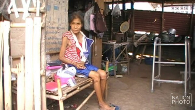 สลด! ยายวัย 60 ถูกลูก 3 คนทิ้ง ปล่อยอาศัยอยู่กระท่อมร้าง ขอข้าววัดกิน
