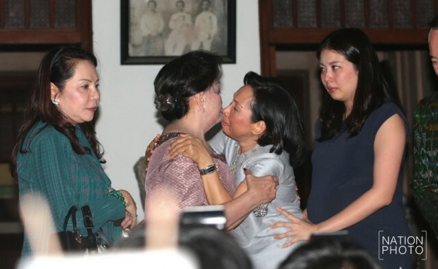ลูกสาวโผกอดแม่ประนอมร่ำไห้ทั้งน้ำตา  ยุติปมขัดแย้ง