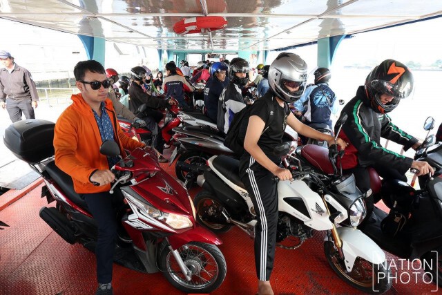 จยย.แน่นท่าเรือข้ามฟากลัดโพธิ์ -พระราม 3 หลังถูกสั่งห้ามขึ้นสะพานภูมิพล