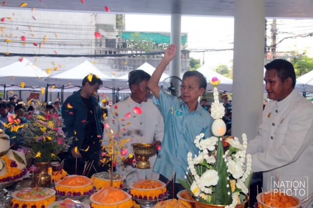 สมาชิกพรรค-กปปส. แห่ร่วมงานก้าว สู่ 70 ปี “ปชป.”   
ไร้เงา “สุเทพ-สุขุมพันธุ์”