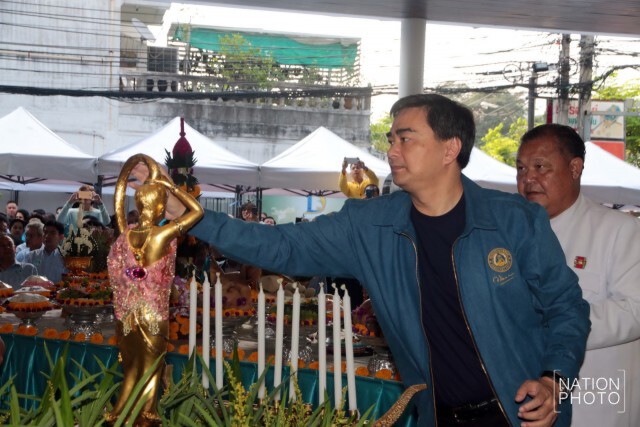 สมาชิกพรรค-กปปส. แห่ร่วมงานก้าว สู่ 70 ปี “ปชป.”   
ไร้เงา “สุเทพ-สุขุมพันธุ์”